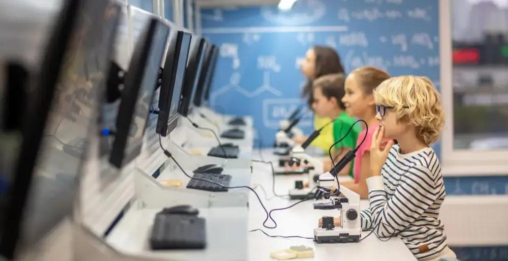 Deep Dive: The Role of Technology in Enhancing Classroom Learning